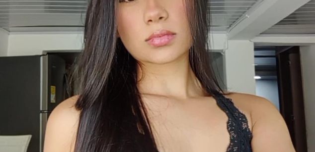 Model - Lucy Owens latina