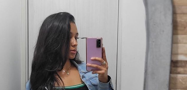 Model - Lucy Owens latina