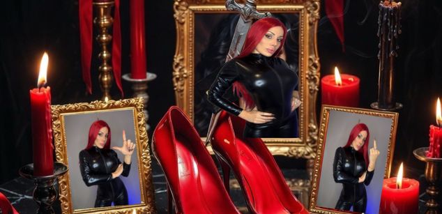 Model - Diosa dorada Reina