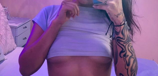 Model - Violet Blaze feet