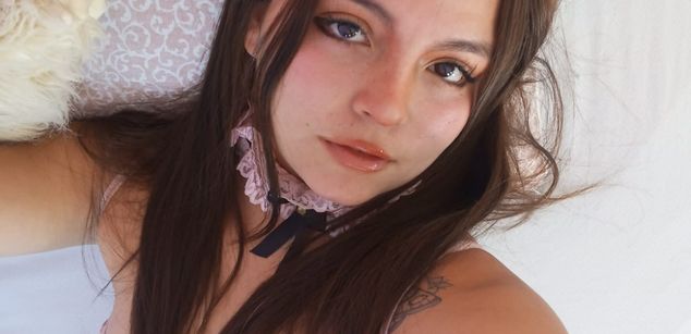 Model - Gaby Queens shaved