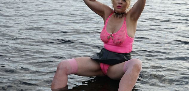 Model - AmieisHotx Kinkyclothes