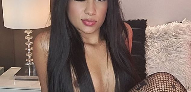 Model - Lucy Owens latina