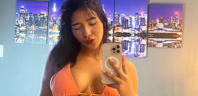 Model - Hilary Queen bigass