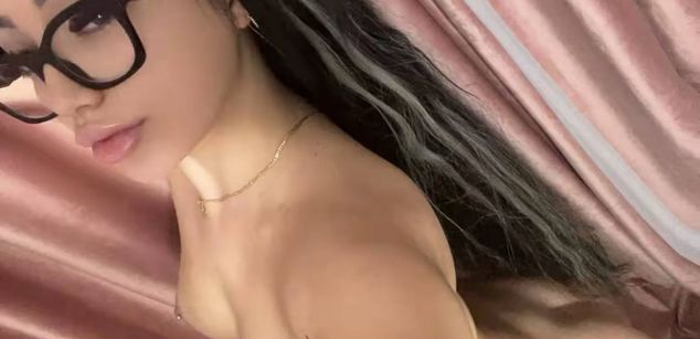 Model - LisaRae feet