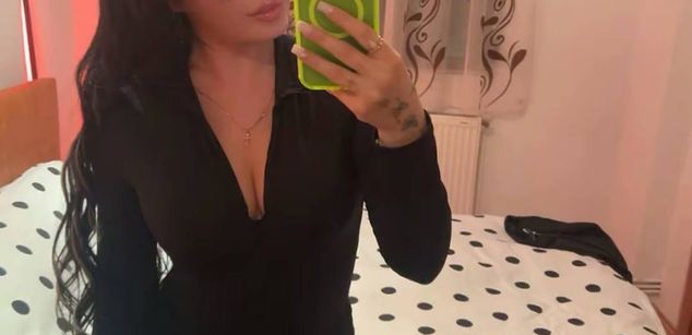 Model - LisaRae feet