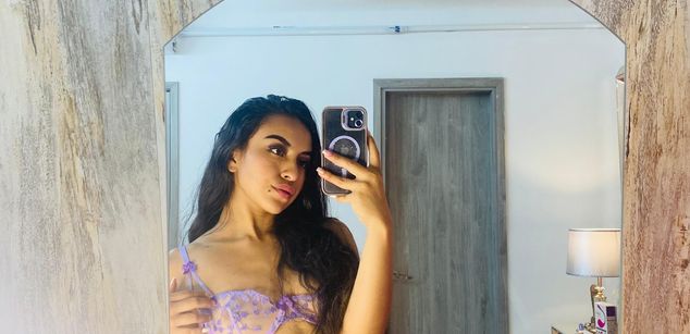 Model - LeslieBush feet