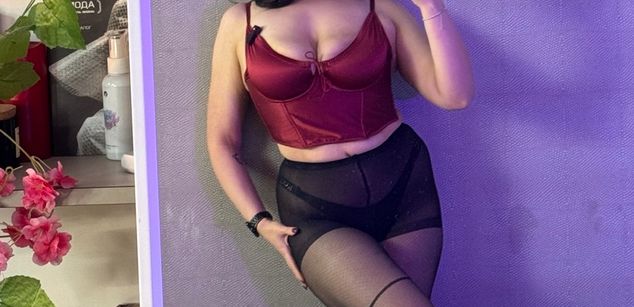 Model - Luna Night feet