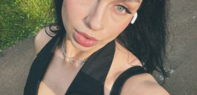 Model - Luna Night feet