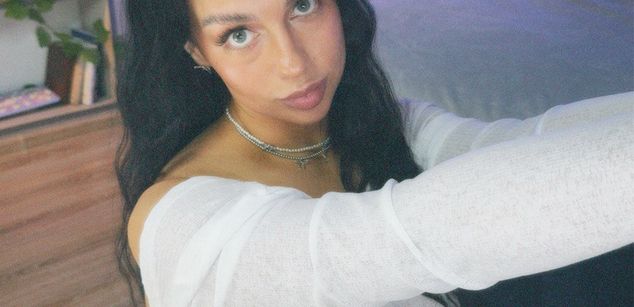 Model - Luna Night feet