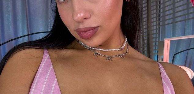 Model - Luna Night feet