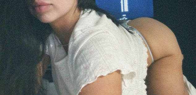 Model - Luna Night feet