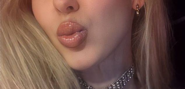 Model - Lady OMG sexy