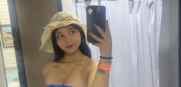 Model - EvaniaBlu feet