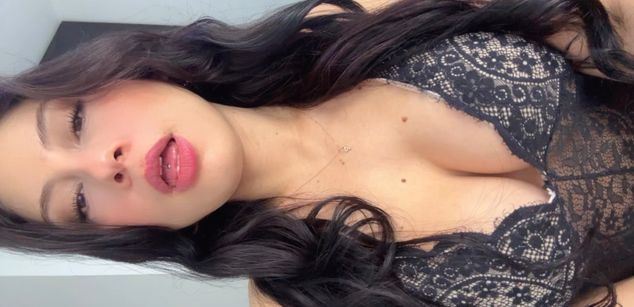 Model - lizzie ross squirt