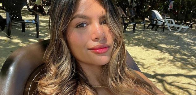 Model - Lorna Peach curvilinea