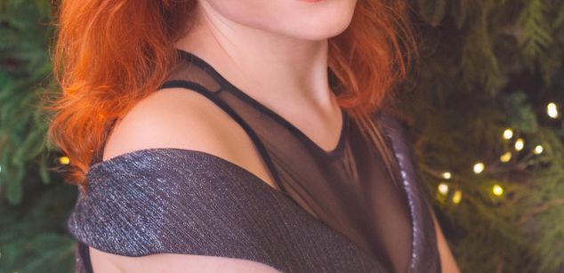 Model - TeresaArms stockings