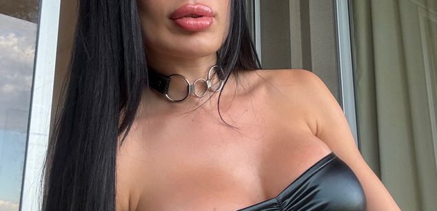 Model - Diosa dorada Reina