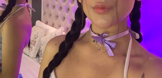 Model - Violet Blaze feet