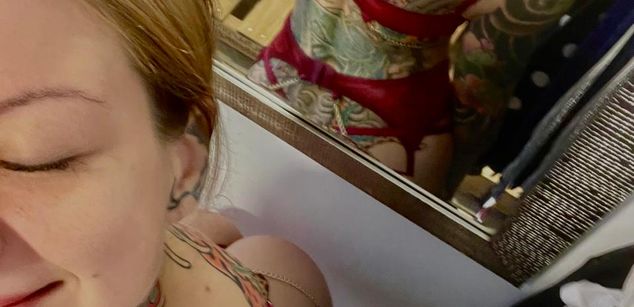 Model - VicktoriaLou findom