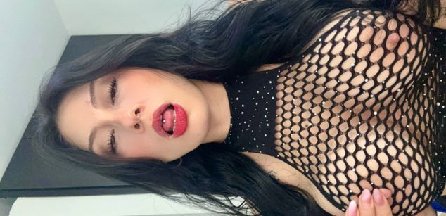 Model - lizzie ross squirt