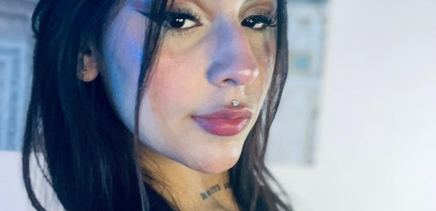 Model - Violet Blaze feet