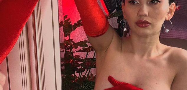 Model - Iris_on_cam bigboobs