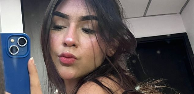 Model - Violet Blaze feet