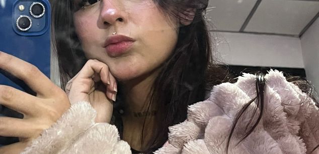 Model - Violet Blaze feet