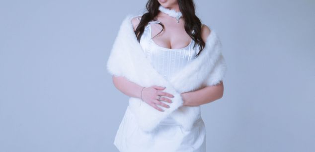 Model - Luna Night feet