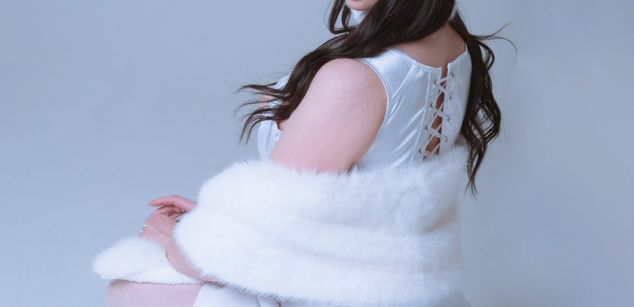 Model - Luna Night feet