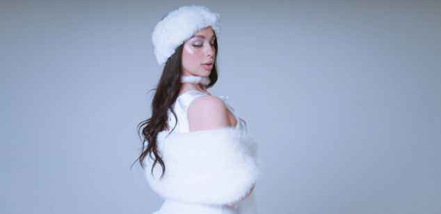 Model - Luna Night feet