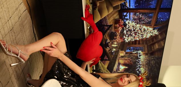 Model - Polina footjob