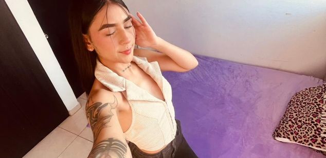 Model - Violet Blaze feet