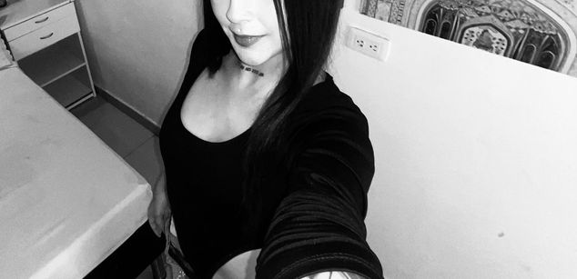 Model - Violet Blaze feet