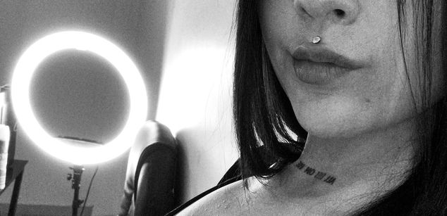 Model - Violet Blaze feet