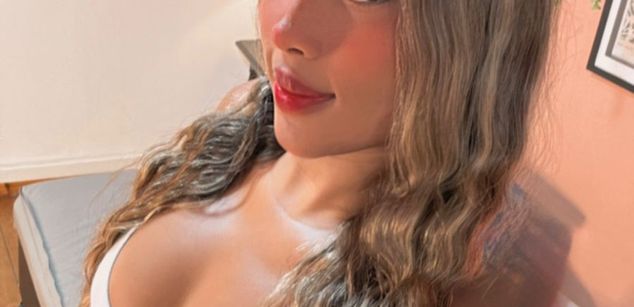 Model - Sofia Bennet squirt