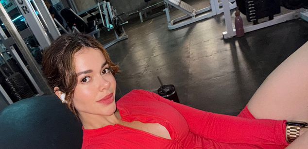 Model - Kryslorenaga Latina