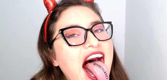 Model - Nocturne Venus smoking