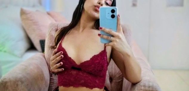 Model - NicolleRouse footfetish