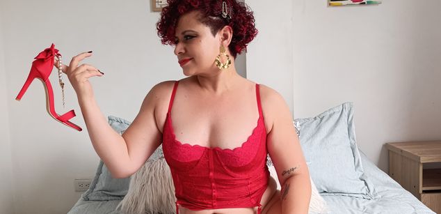 Model - Shantal Blum curly