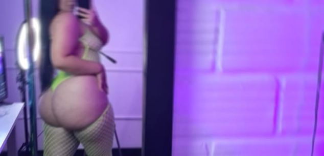 Model - Emma Becket latina