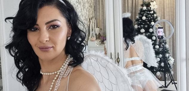 Model - Ivy Devonn strapon