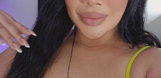 Model - Emma Becket latina