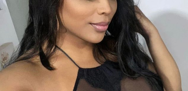 Model - Victoria phillips black