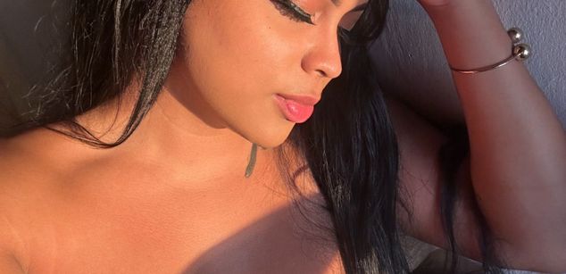 Model - Victoria phillips black