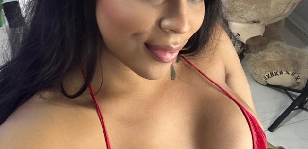 Model - Victoria phillips black