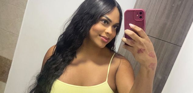 Model - Victoria phillips black