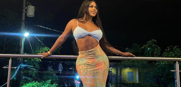 Model - Victoria phillips black