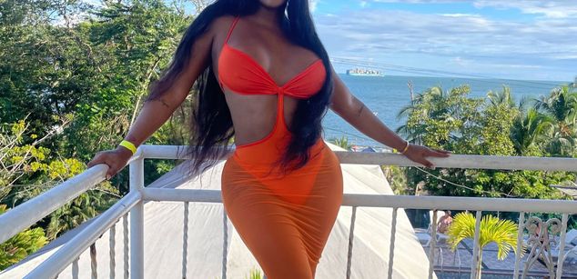 Model - Victoria phillips black